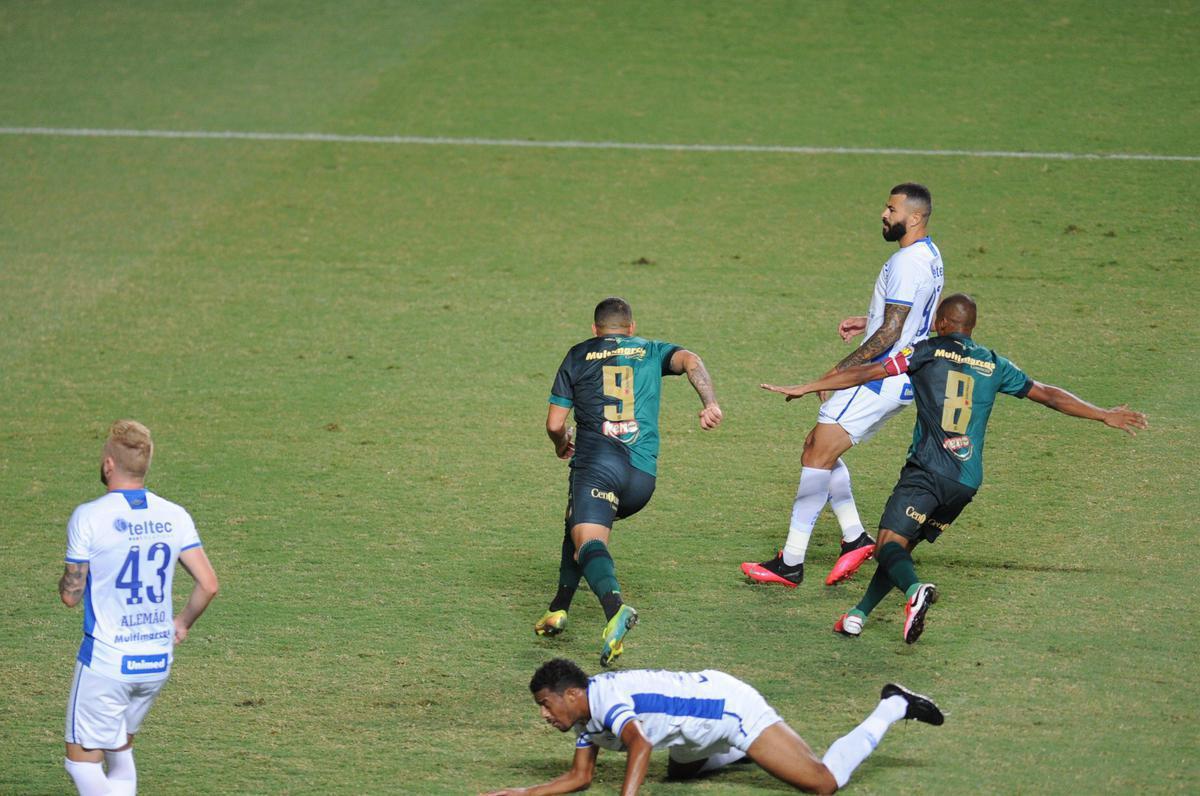 Com uma bomba, Rodolfo abriu o placar para o Amrica depois de assistncia de Al: 1 a 0