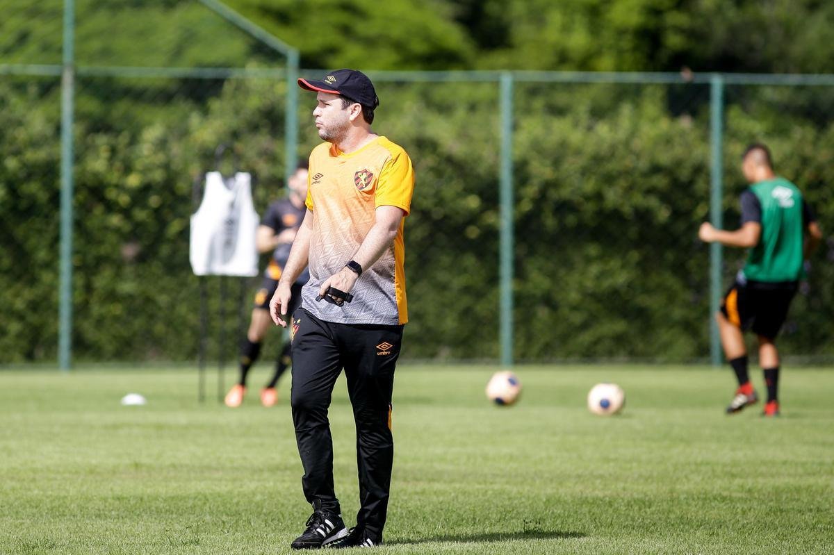 QUINTA-FEIRA: o quarto dia de trabalho foi ainda mais efetivo na atividade com bola, com Daniel Paulista comandando uma participação tática, onde separou os grupos por setores e coordenou e ajustou o posicionamento de cada um. Treinador mostrou-se bem participativo durante toda a semana