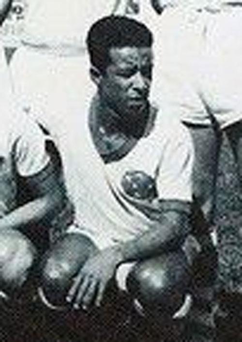 Paulo Rêgo, o Sabu, é o 16º maior artilheiro da história do Cruzeiro, com 96 gols em 306 jogos. No meio da trajetória de 10 anos a serviço do clube (1947 a 1957) consta uma experiência no Universitario, da Venezuela. O jornal carioca Correio da Manhã, extinto em 1974, destacou uma nota sobre o retorno do jogador à Raposa no dia 14 de julho de 1957: 'O ponteiro Sabu assinou contrato com o Cruzeiro por um ano, devendo receber 40 mil cruzeiros de luvas e 3 mil e 500 cruzeiros de salário mensal. Como o jogador tem passe livre, está faltando apenas a remessa do atestado liberatório por parte do Universitário, da Venezuela'.
