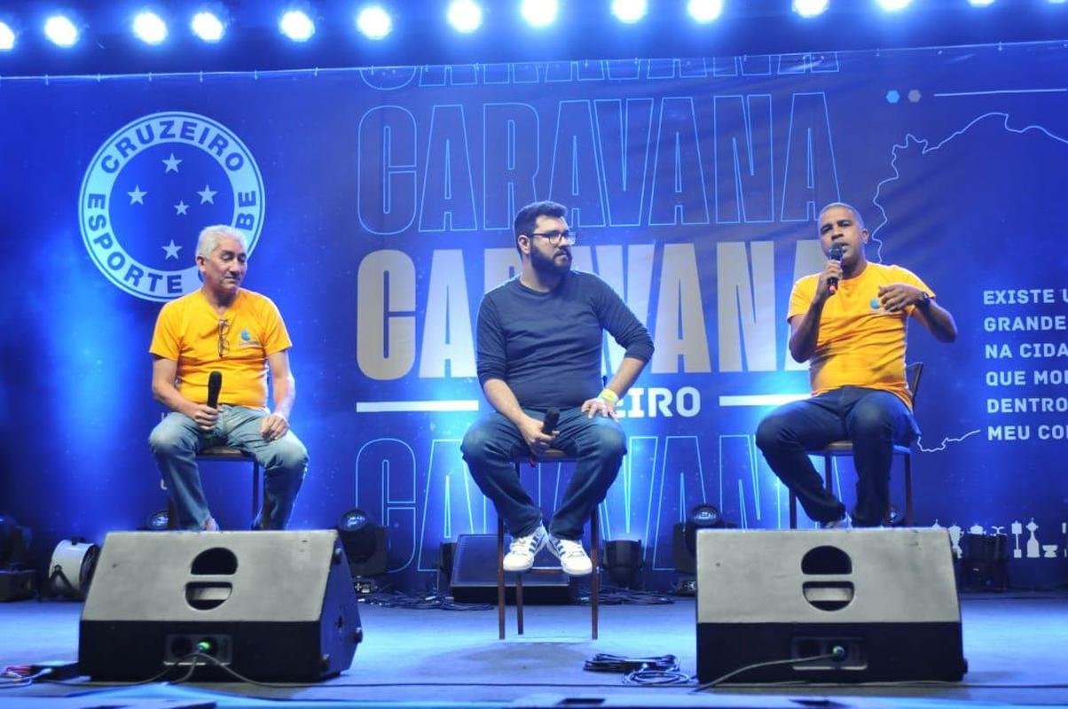 Nonato e Leandro, ex-laterais do clube, durante papo com o pblico de Conselheiro Lafaiete na Caravana do Cruzeiro