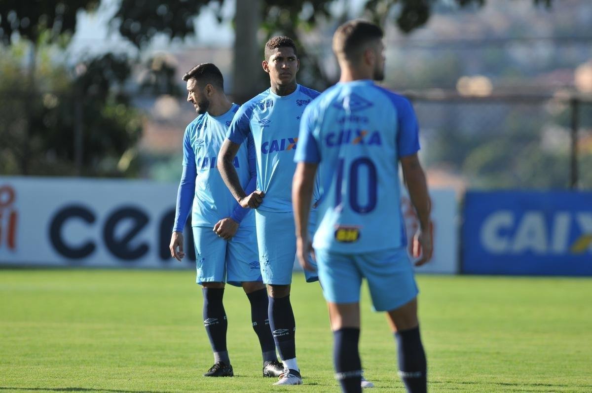 Jogadores do Cruzeiro durante treino desta sexta-feira na Toca da Raposa II