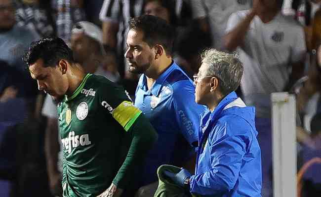 Gustavo Gmez recebeu atendimento em campo aps choque de cabea no clssico contra o Santos