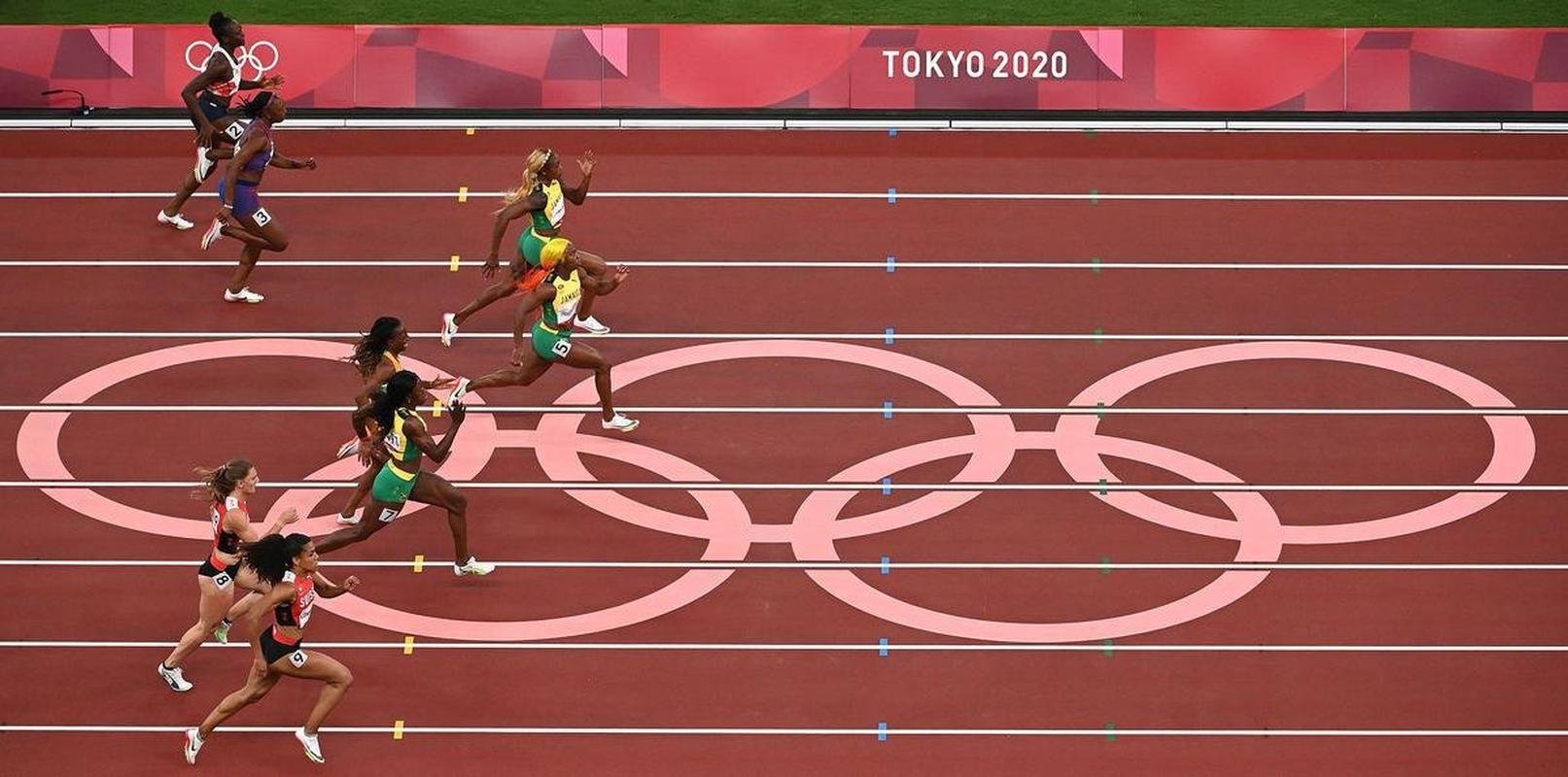 Fotos espetaculares da vitria da jamaicana Elaine Thompson-Herah nos 100m rasos dos Jogos Olmpicos de Tquio com o tempo de 10s61. A velocista quebrou o recorde olmpico e comandou o pdio jamaicano ao lado de Ann Fraser-Pryce, prata, e Shericka Jackson, bronze.