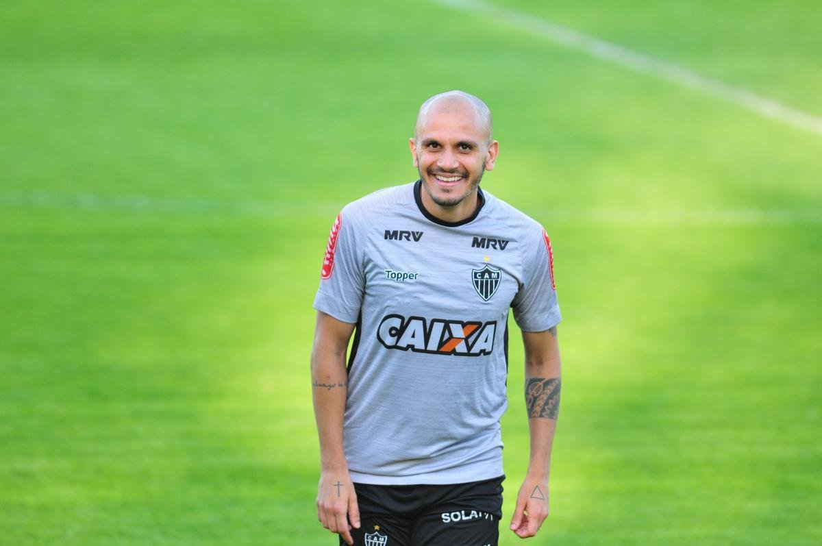 Fbio Santos - Fbio Santos chegou ao Atltico em 2016, quando o clube se preparava para vender Douglas Santos. Desde ento, foi titular do Atltico. Em trs anos e meio de clube, jogou 206 vezes e marcou 20 gols. Desde 2019, o jogador perdeu a confiana do torcedor por causa de atuaes irregulares. Mesmo assim, conseguiu manter o posto de titular.