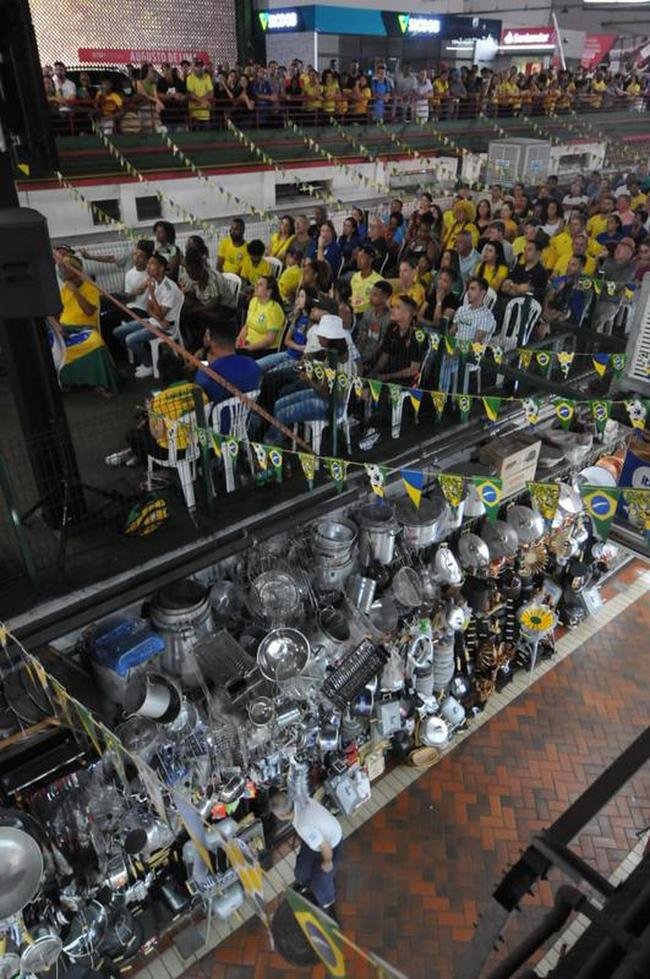 No Mercado Central, em BH, torcedores assistem ao jogo do Brasil contra a Sua pelo Grupo G da Copa do Mundo, no Catar