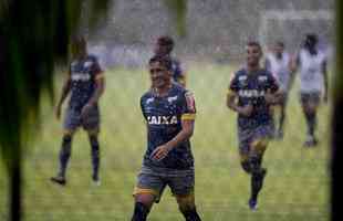 Elenco do Cruzeiro precisou deixar o campo da Toca da Raposa II aps tempestade em BH