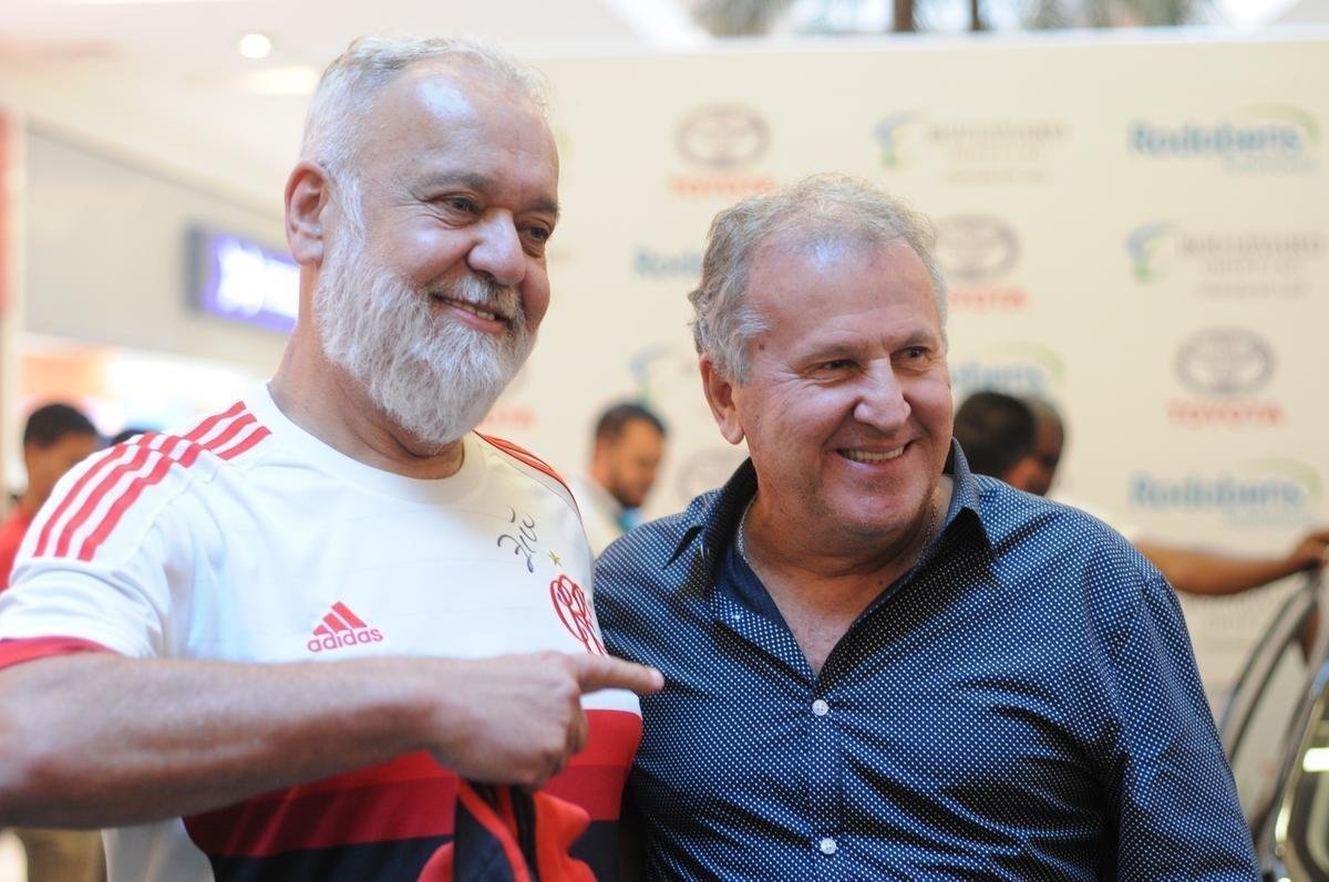 Zico participou de tarde de autgrafos em BH e atendeu torcedores, em sua maioria do Flamengo