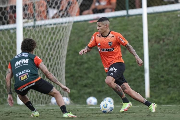 Com Guilherme Arana de volta, Cuca comanda atividade na Cidade do Galo