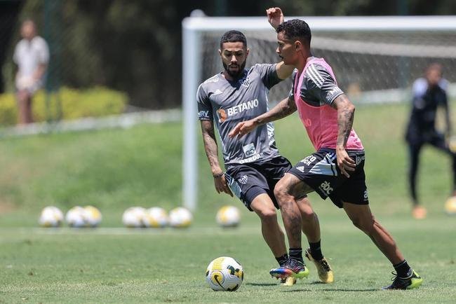 Fotos do treino do Atltico nesta quarta-feira (12/10), na Cidade do Galo. Em recuperao de um incmodo na panturrilha esquerda, Hulk fez funcional no campo e ainda  dvida para o confronto contra o Flamengo, no sbado, s 20h30, no Maracan, pelo Brasileiro
