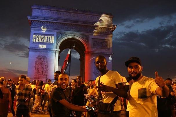 Quando a noite chegou, Paris ficou ainda mais linda: Torre Eiffel foi iluminada com as cores da bandeira francesa e Arco do Triunfo recebeu projeções com rostos dos campeões