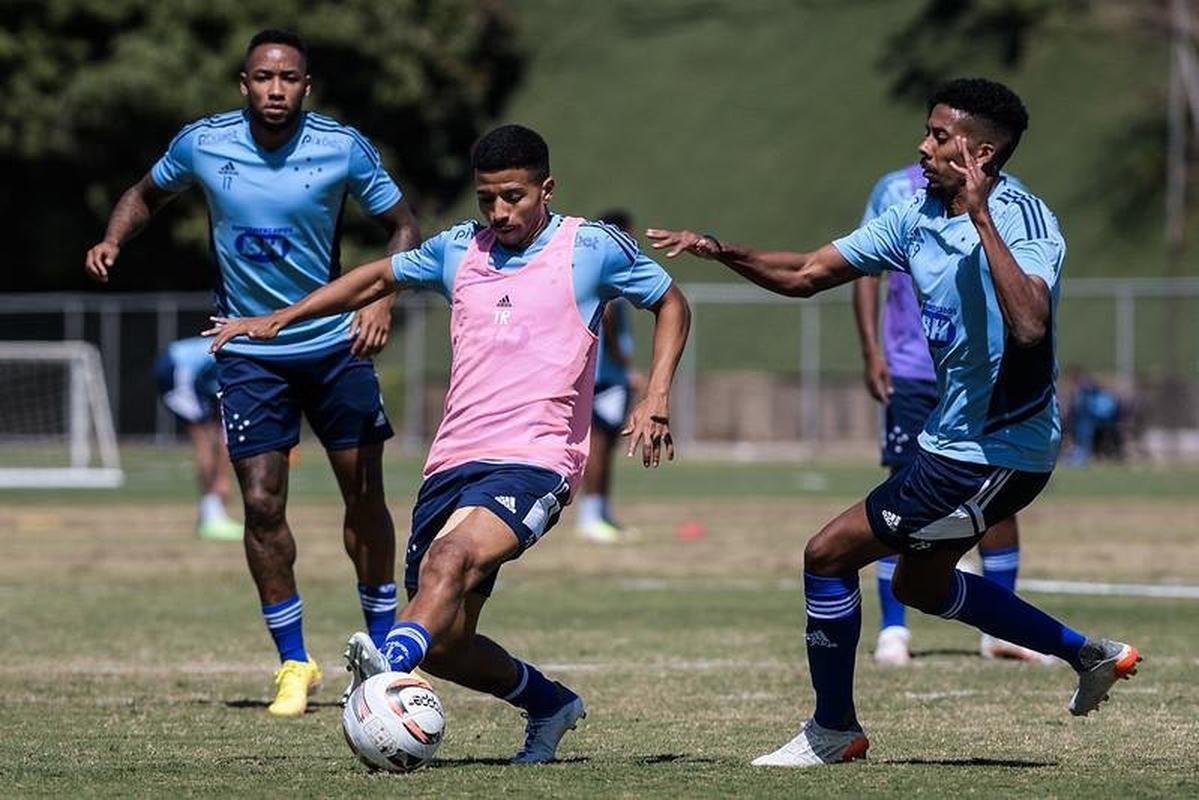 Fotos do treino do Cruzeiro nesta tera-feira (16/8), na Toca da Raposa II, em Belo Horizonte. Time celeste enfrentar o Grmio no domingo (21/8), s 16h, na Arena, pela 25 rodada da Srie B