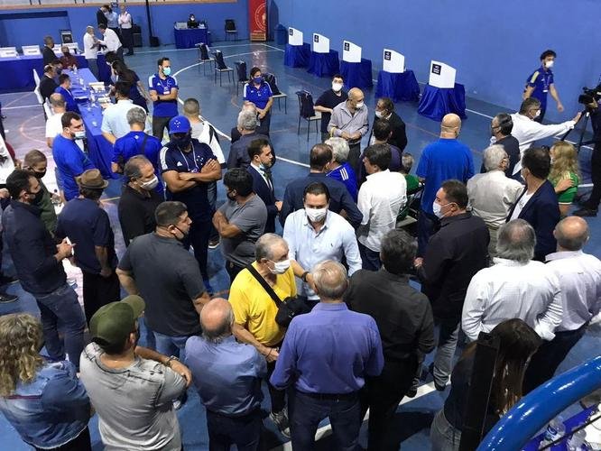 Conselheiros e associados do Cruzeiro durante votação de mudança do Estatuto do clube. Assembleia geral autorizou venda de até 90% das ações da SAF para investidores. Houve festa dos cruzeirenses no Parque Esportivo do Barro Preto, em BH, devido à possibilidade de chegada de recursos para tornar o futebol mais competitivo a partir de 2022.