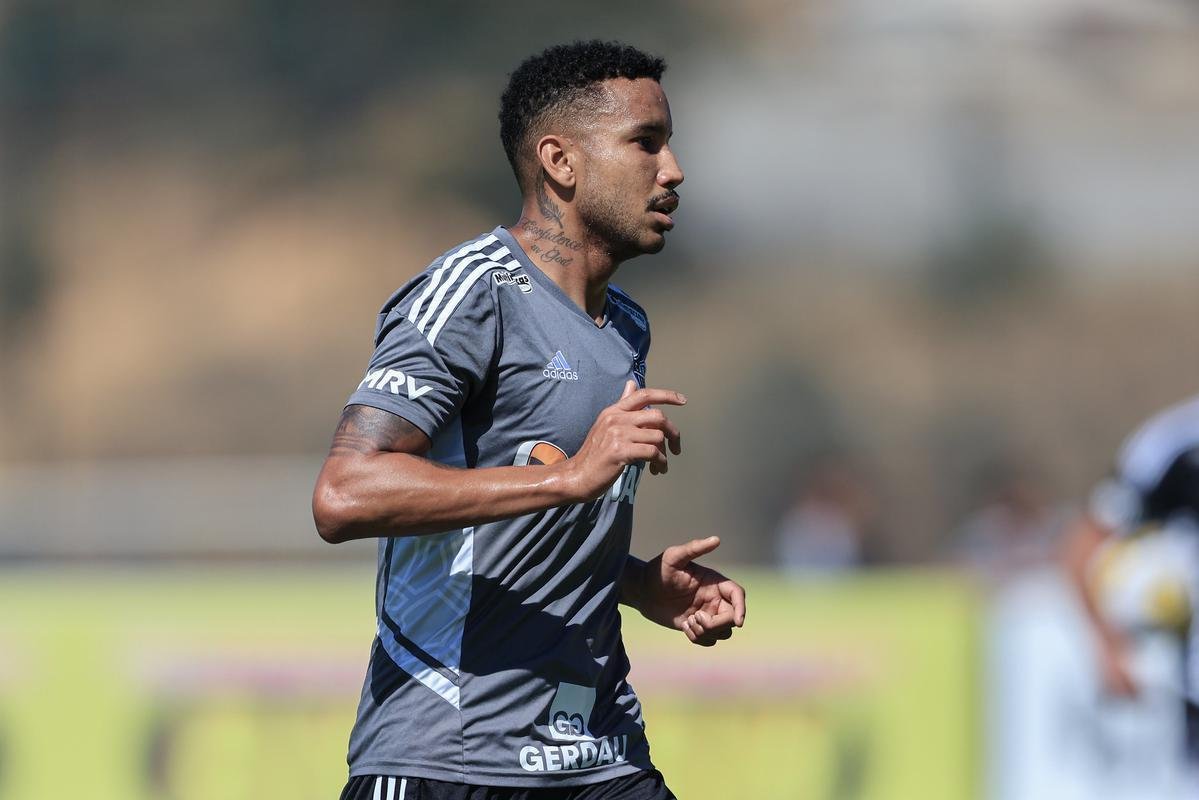 Nesta quinta-feira (28), o Atltico realizou o terceiro treino na Cidade do Galo aps o retorno de Cuca. Durante a atividade, o treinador conversou com o presidente do clube, Srgio Coelho.