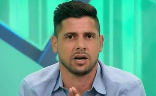 Cicinho detonou o comportamento de Hulk, do Atltico