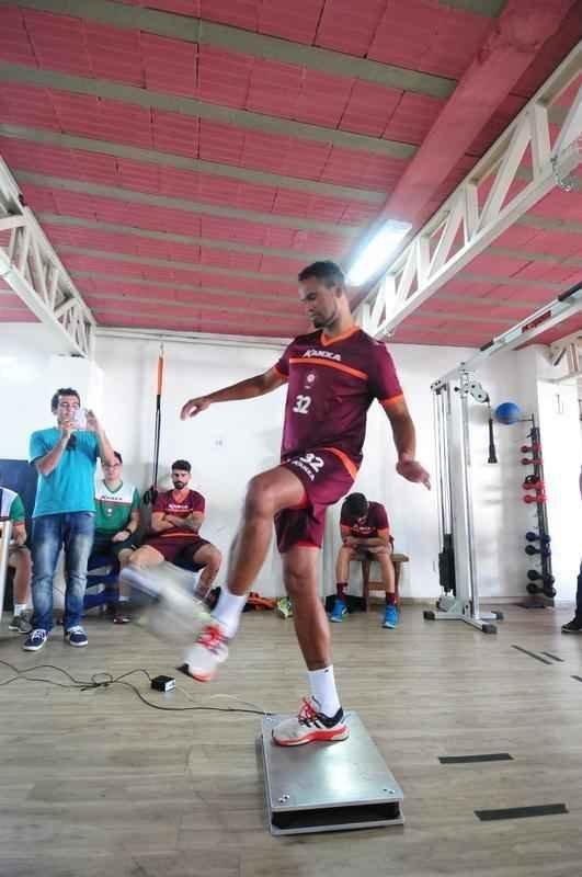 Torcedores do Boa Esporte foram na tarde desta tera-feira ao Estdio Municipal Rubro Negro para tirar selfies com o goleiro Bruno. Jogador realizou teste fsicos no local
