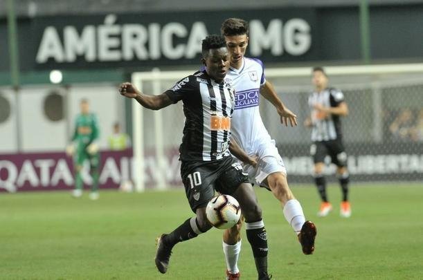 Lances do primeiro tempo do duelo entre Atltico e Defensor, pela terceira fase da Copa Libertadores