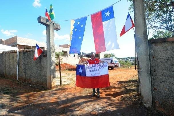 De passagem em BH rumo a São Paulo, torcedores chilenos acamparam em lote vago em frente à Toca da Raposa II, centro de treinamento do Cruzeiro, em Belo Horizonte, onde a Seleção Chilena está hospedada durante a Copa do Mundo