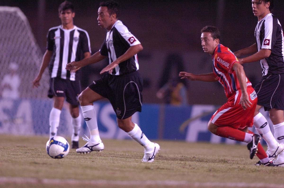 2 fase da Copa do Brasil de 2009 - No jogo de volta contra o Guaratinguet, no Mineiro, o Galo venceu por 2 a 0 e avanou. Os gols foram de Diego Tardelli e Junior.