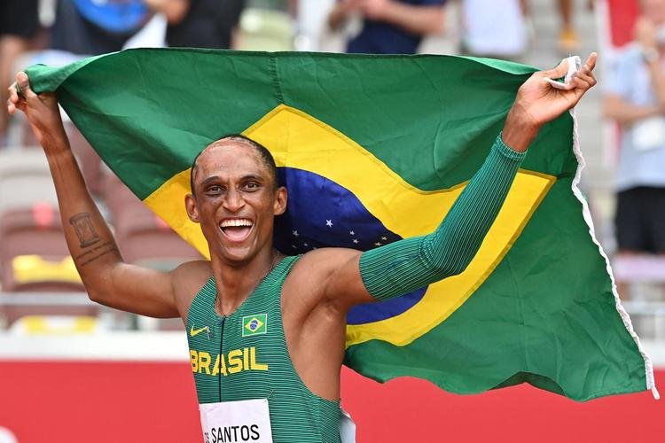 Alisson dos Santos conquistou bronze nos 400m com barreira em Tquio; veja a festa do Piu, o Malvado