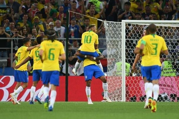 Poucas quedas, assistência e 'ousadia': a atuação de Neymar contra a Sérvia