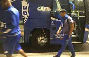 Delegao do Cruzeiro foi composta por 23 jogadores em viagem para Buenos Aires, na Argentina, local da partida de quarta, s 21h45, contra o Boca Juniors, pela Copa Libertadores. Meia uruguaio De Arrascaeta foi vetado e permaneceu em Belo Horizonte.