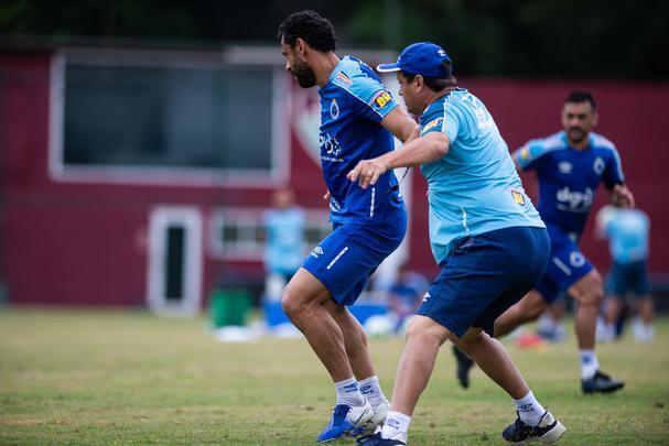 Jogadores do Cruzeiro treinaram nesta terça-feira nas Laranjeiras, estádio do Fluminense, no Rio de Janeiro. Adilson Batista pode promover entradas de Ezequiel e Fred ao time diante do Grêmio, na quinta-feira.