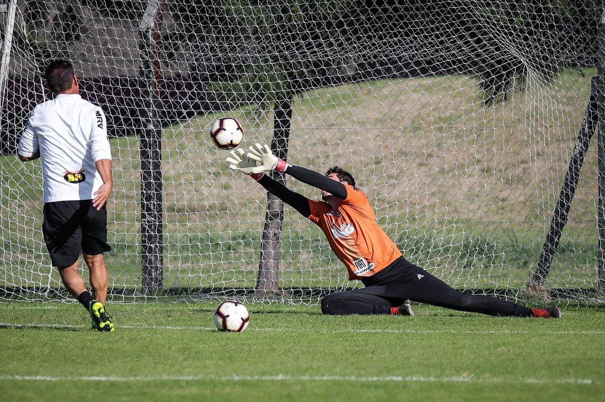 Nesta quarta-feira, Atltico treinou no centro de treinamento do Newell's Old Boys, em Rosrio, visando  partida de ida da semifinal da Copa Sul-Americana, diante do Coln. O duelo ser nesta quinta-feira, s 21h30, em Santa F, na Argentina.