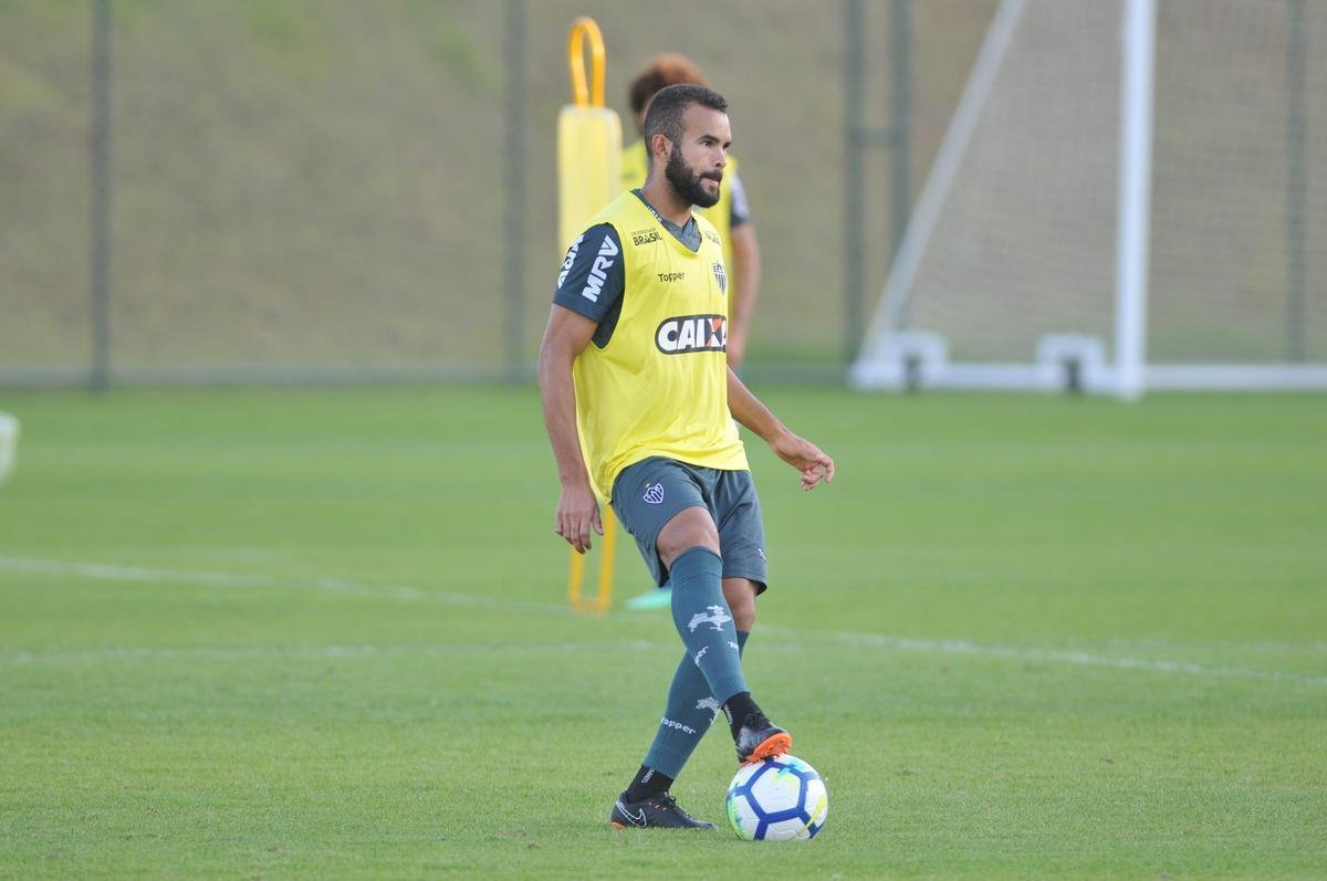 Elenco atleticano fez trabalho ttico orientado por Larghi antes de jogo-treino contra o Coimbra