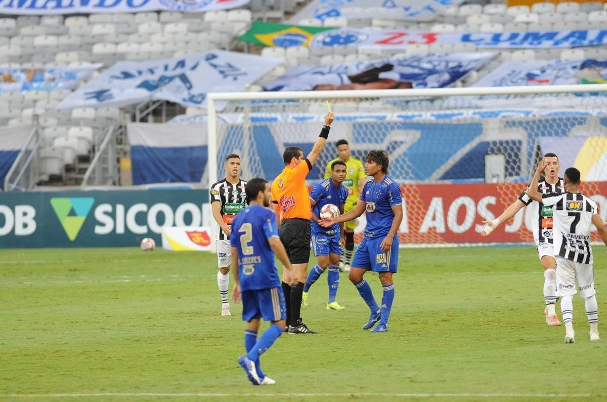 Fotos da vitria do Cruzeiro sobre o Athletic de So Joo del-Rei, por 1 a 0, no Mineiro, pela quarta rodada do Campeonato Mineiro de 2021. Marcelo Moreno, de pnalti, marcou o gol do triunfo celeste no Gigante da Pampulha