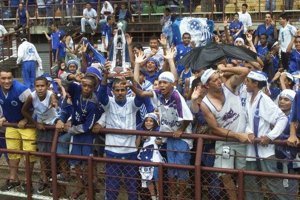 Com o ttulo brasileiro confirmado, o Cruzeiro fez no dia 7 de dezembro de 2003 o jogo da taa e das faixas contra o Fluminense, no Mineiro. Com show de Alex, autor de dois gols, o time celeste goleou os cariocas por 5 a 2 e promoveu nova festa da torcida azul em Belo Horizonte. Jogadores finalmente ergueram a taa oficial do Campeonato Brasileiro, cedida pela CBF, e deram a volta olmpica. Os campees brasileiros de 1966 tambm participaram das comemoraes no Gigante da Pampulha.