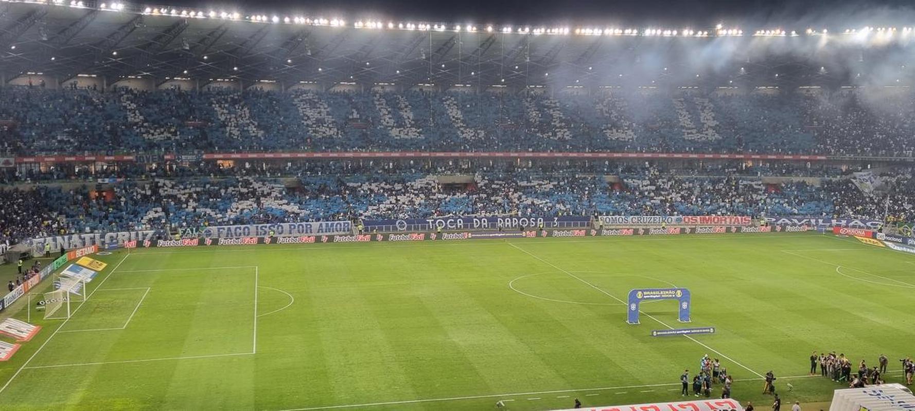 Cabuloso: torcida do Cruzeiro promove mosaico 3D com Ronaldo no Mineiro