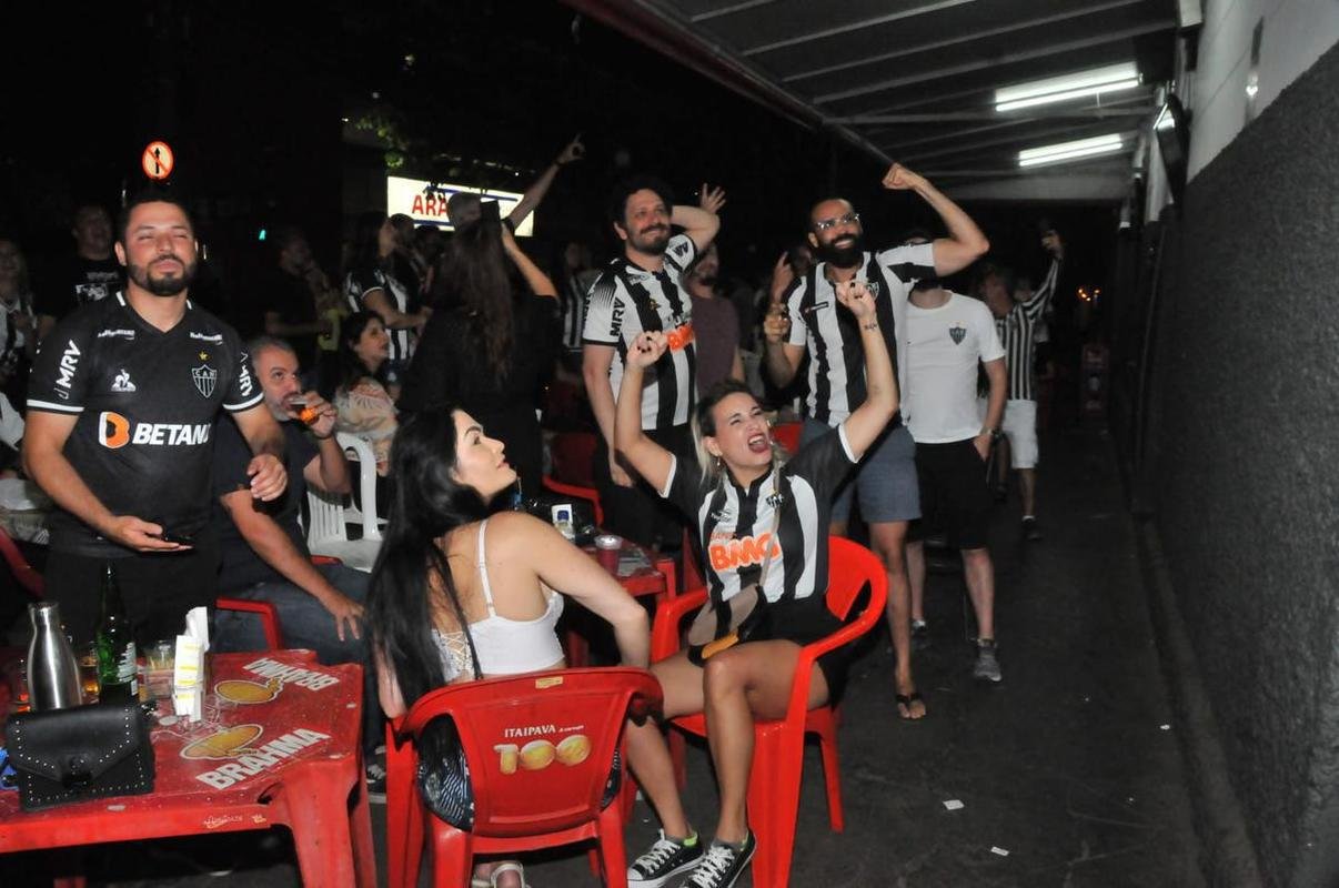 Torcedores do Galo comemoram classificao  final da Copa do Brasil no Bar do Salomo, tradicional reduto atleticano de Belo Horizonte