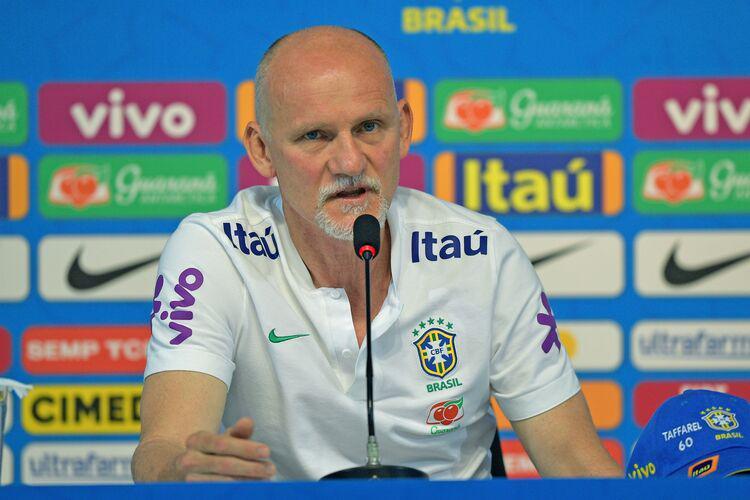 O ex-goleiro e ídolo da seleção brasileira surgiu como Cláudio e não como Taffarel. Seu primeiro nome foi deixado de lado com o passar dos anos e seu sobrenome ganhou destaque. Ele foi imortalizado pela voz de Galvão Bueno durante a semifinal da Copa do Mundo da França, em 1998.