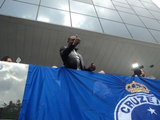 Novo reforo do Cruzeiro, Jlio Baptista foi recepcionado pelo presidente Gilvan de Pinho Tavares e acenou para torcedores da sacada da sede administrativa no Barro Preto