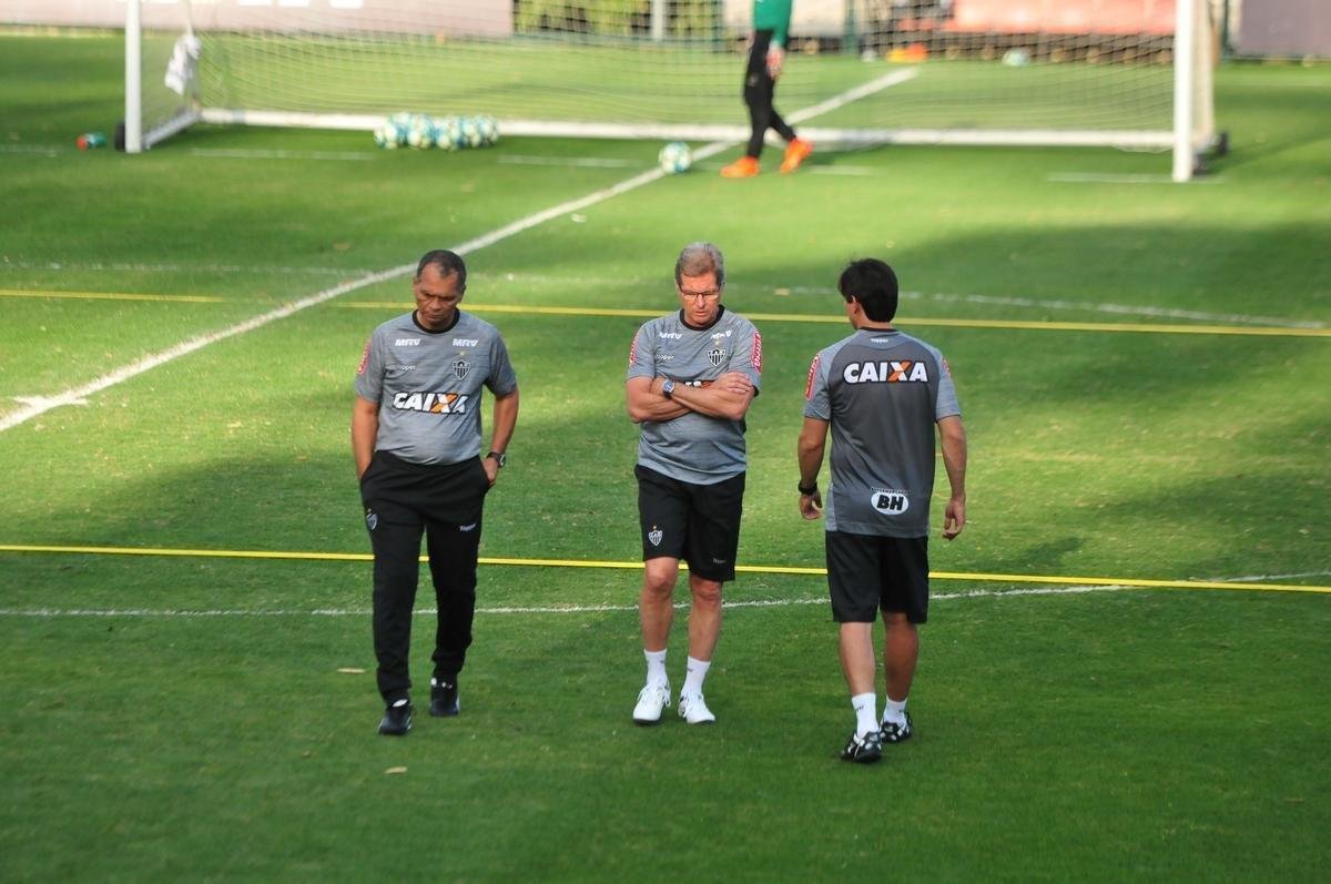 O tcnico Oswaldo de Oliveira foi apresentado na tarde desta tera-feira e, em seguida, comandou treino na Cidade do Galo