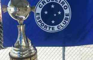 Cruzeiro exibiu trofu da Libertadores no estdio