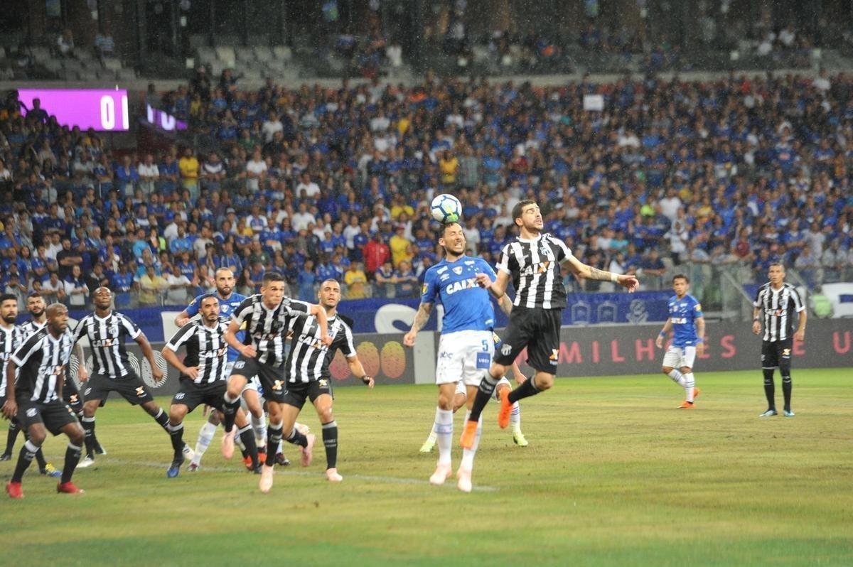 Fotos de Cruzeiro x Cear, no Mineiro, em jogo atrasado da 27 rodada do Brasileiro