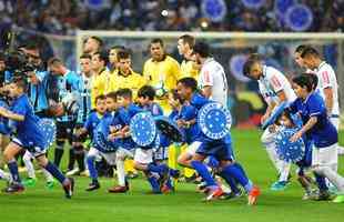 Fotos do primeiro tempo do duelo entre Cruzeiro e Grmio, no Mineiro, pela semifinal da Copa do Brasil
