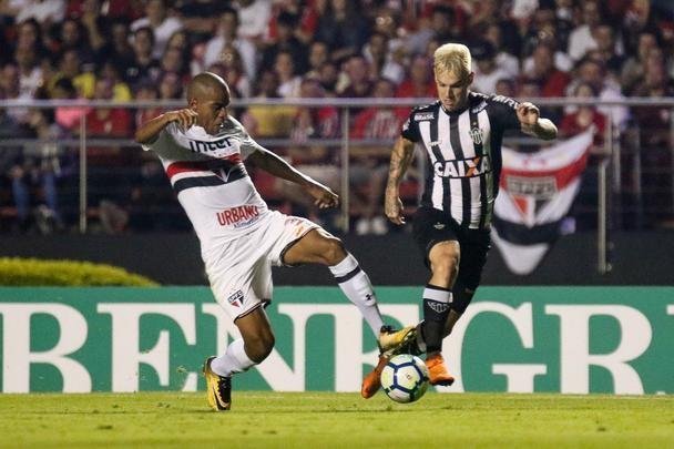 Atlético saiu atrás, conseguiu virada com Róger Guedes e Ricardo Oliveira, mas cedeu empate no Morumbi