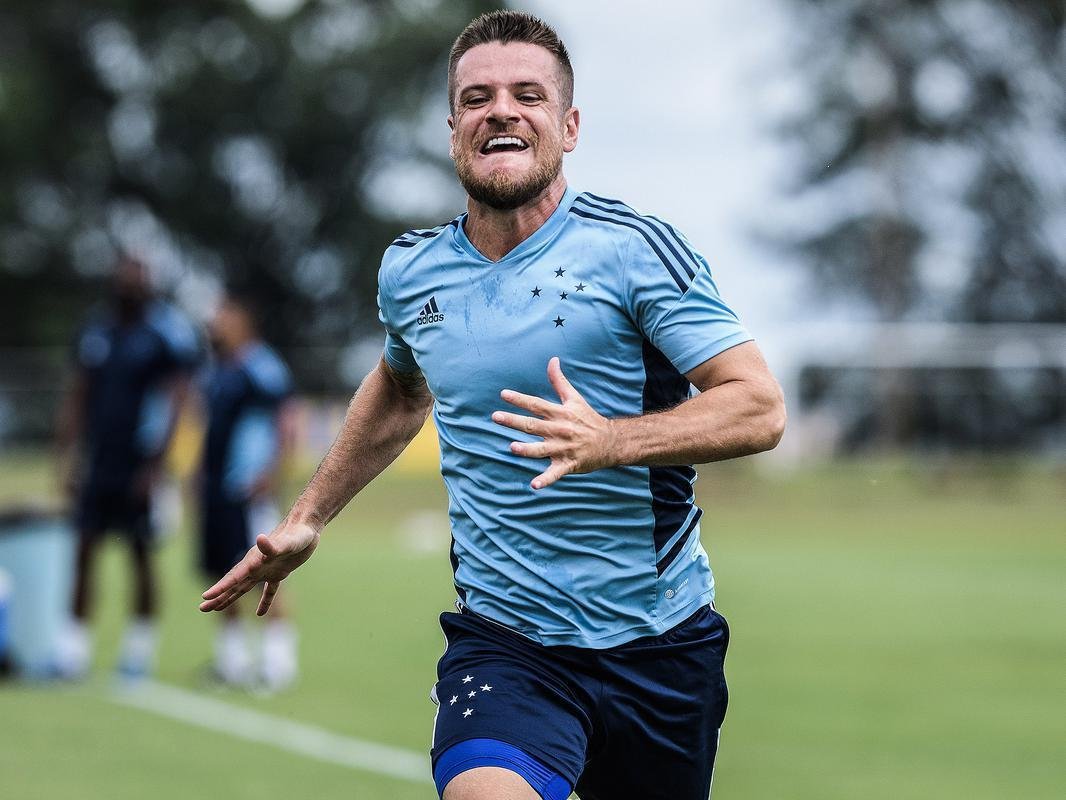 Ramiro, meio-campista