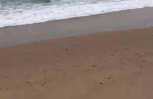 Zagueiro Murilo encara chuva na praia em seus primeiros dias de frias
