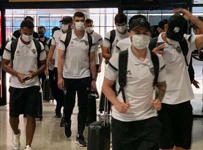 Jogadores foram recepcionados pelos atleticanos no Aeroporto Internacional Afonso Pena