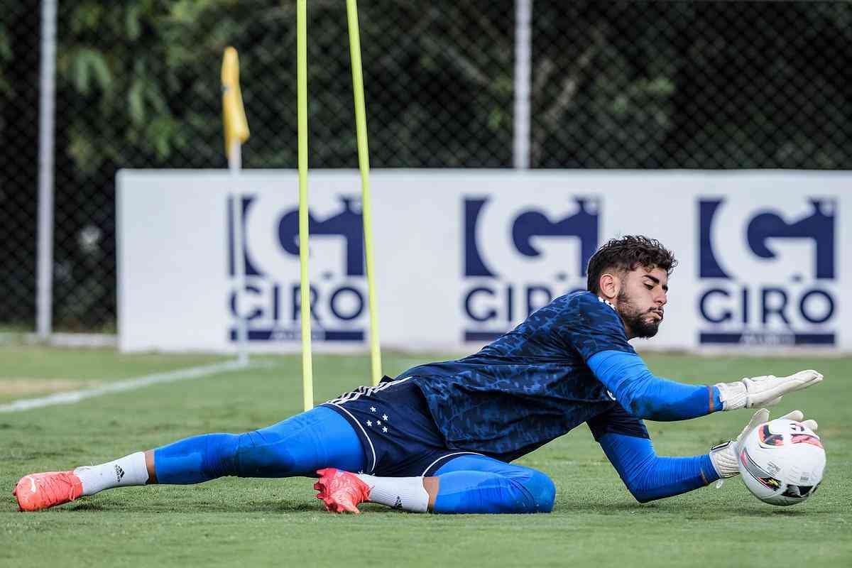 À espera de resolução de imbróglio no Cruzeiro na Fifa, Angulo participa de  treino na Toca - Superesportes