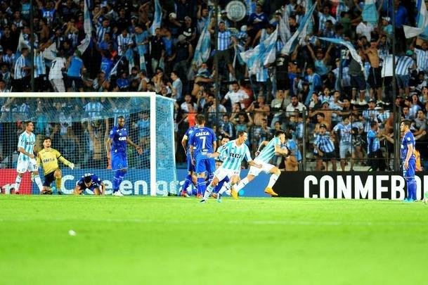 Lautaro Martnez, nome do jogo, marcou o segundo gol do Racing ainda no primeiro tempo