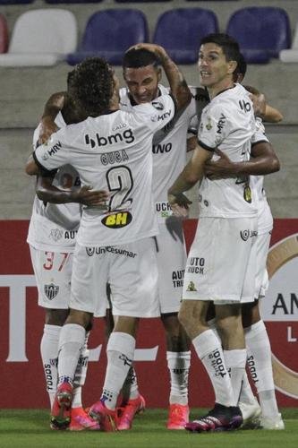 Jogo entre América de Cáli e Atlético, em Barranquilla, pela Copa Libertadores, teve diversas paralisações devido aos efeitos do gás de pimenta nos atletas. Protestos do lado de fora do estádio, contra o governo, tiveram consequências no gramado.