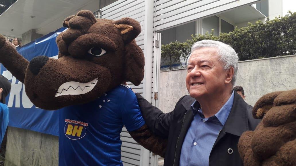 Movimentao na porta da Sede Administrativa do Cruzeiro para o lanamento do 'scio reconstruo'