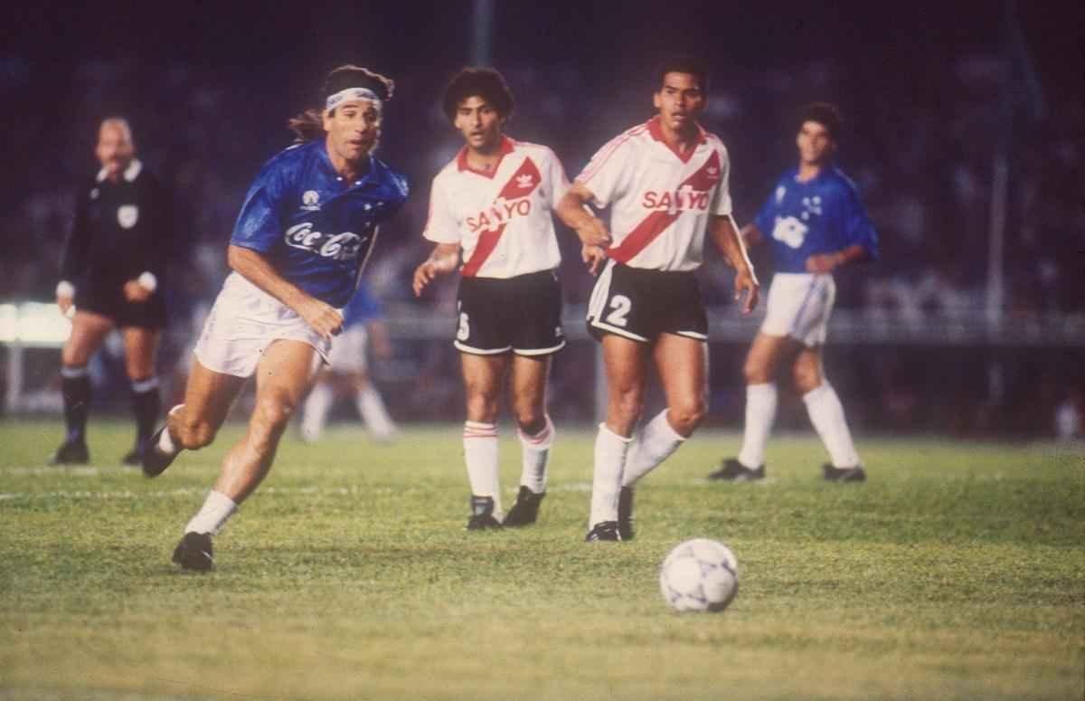 1992 - Supercopa da Libertadores - Cruzeiro foi campeo, quando venceu o Racing na deciso. Imagem da partida diante do River Plate, nas quartas de final, no primeiro jogo das quartas de final.