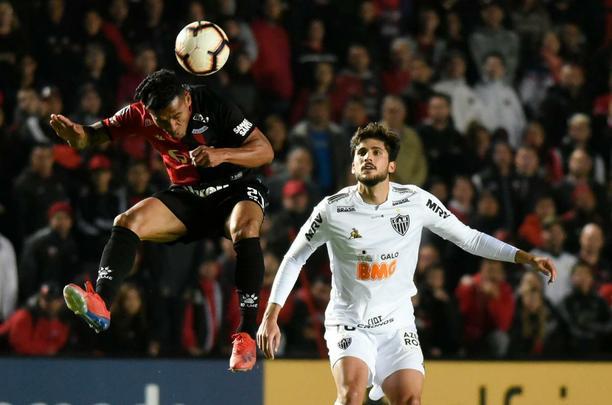 Fotos do jogo entre Colon e Atlético, no Estádio Cemitério dos Elefantes, em Santa Fé, na Argentina, pela ida da semifinal da Copa Sul-Americana