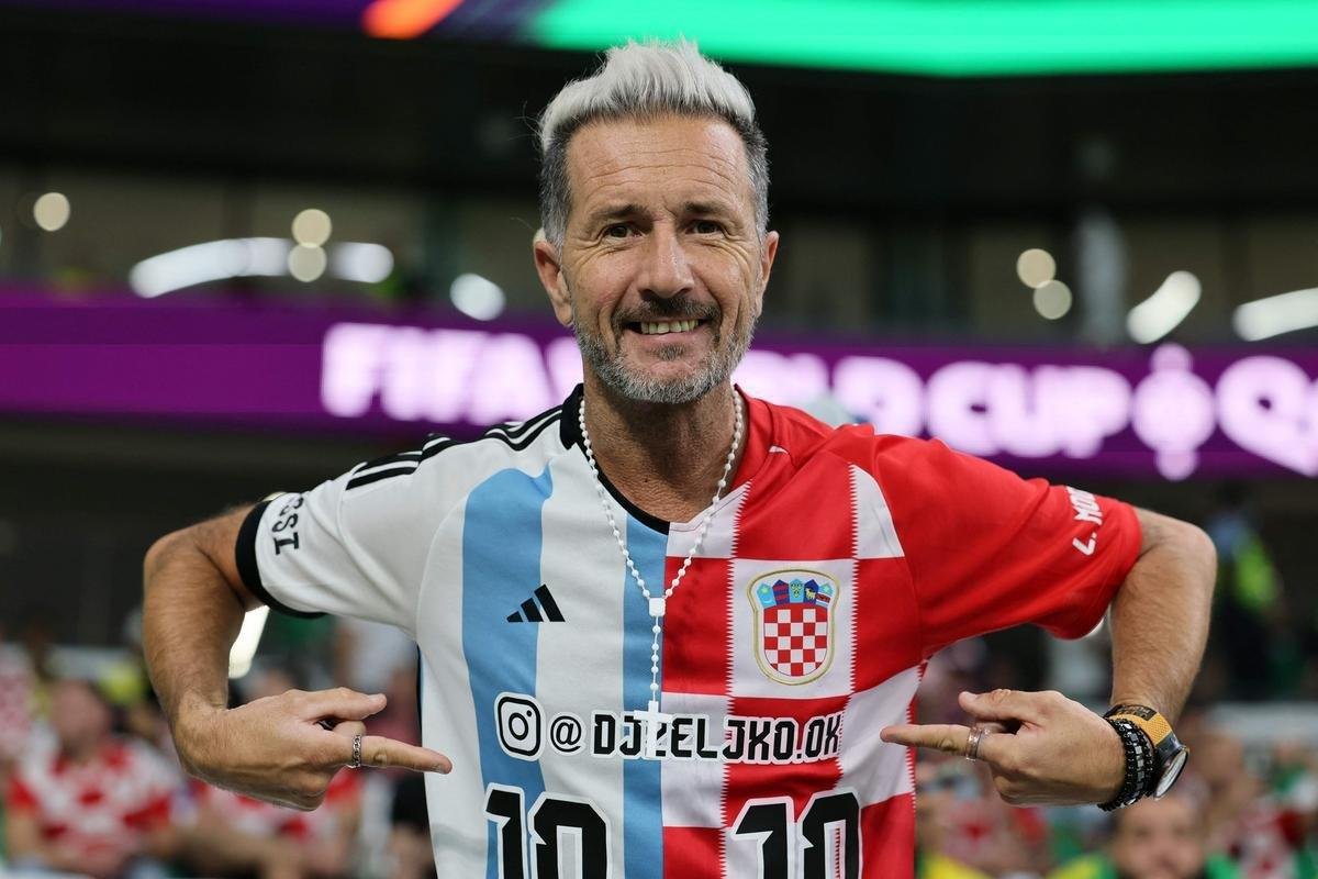 Fotos das torcidas de Brasil e Crocia no Estdio da Educao, em Al-Rayyan, no Catar, em duelo pelas quartas de final da Copa do Mundo