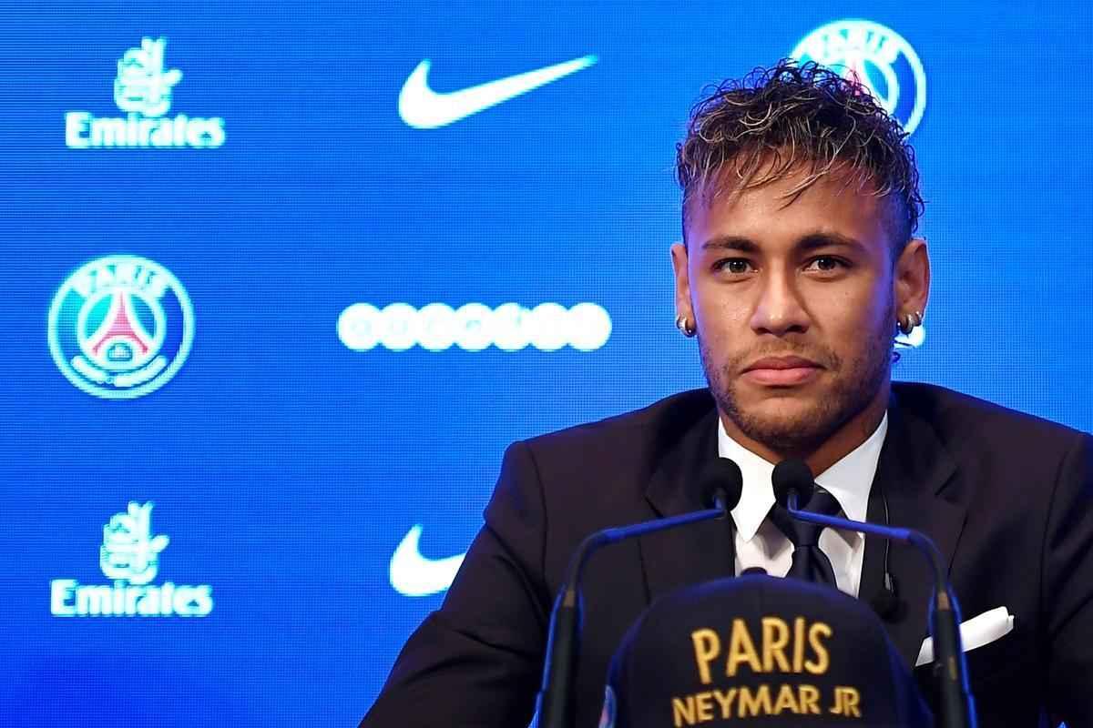 Imagens da apresentao de Neymar como grande reforo do Paris Saint-Germain 